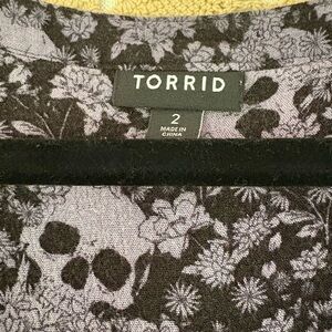 Torrid Harper Blouse Size 2 Purple Skull Floral 3/4 Sleeve Boho Goth Top
